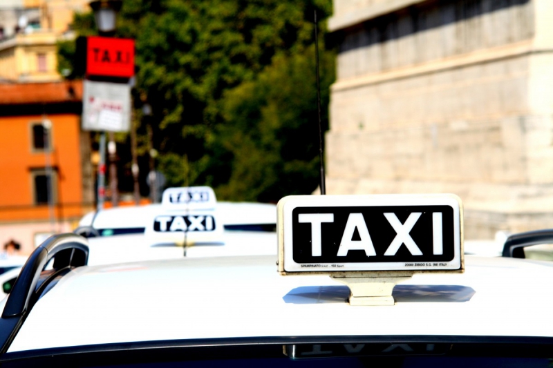 taxis-OLLIOULES-min_taxi_auto_rome_road_white-1051610